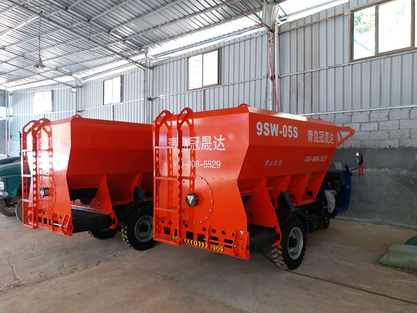 河南某公司購買(mǎi)雙側撒料機