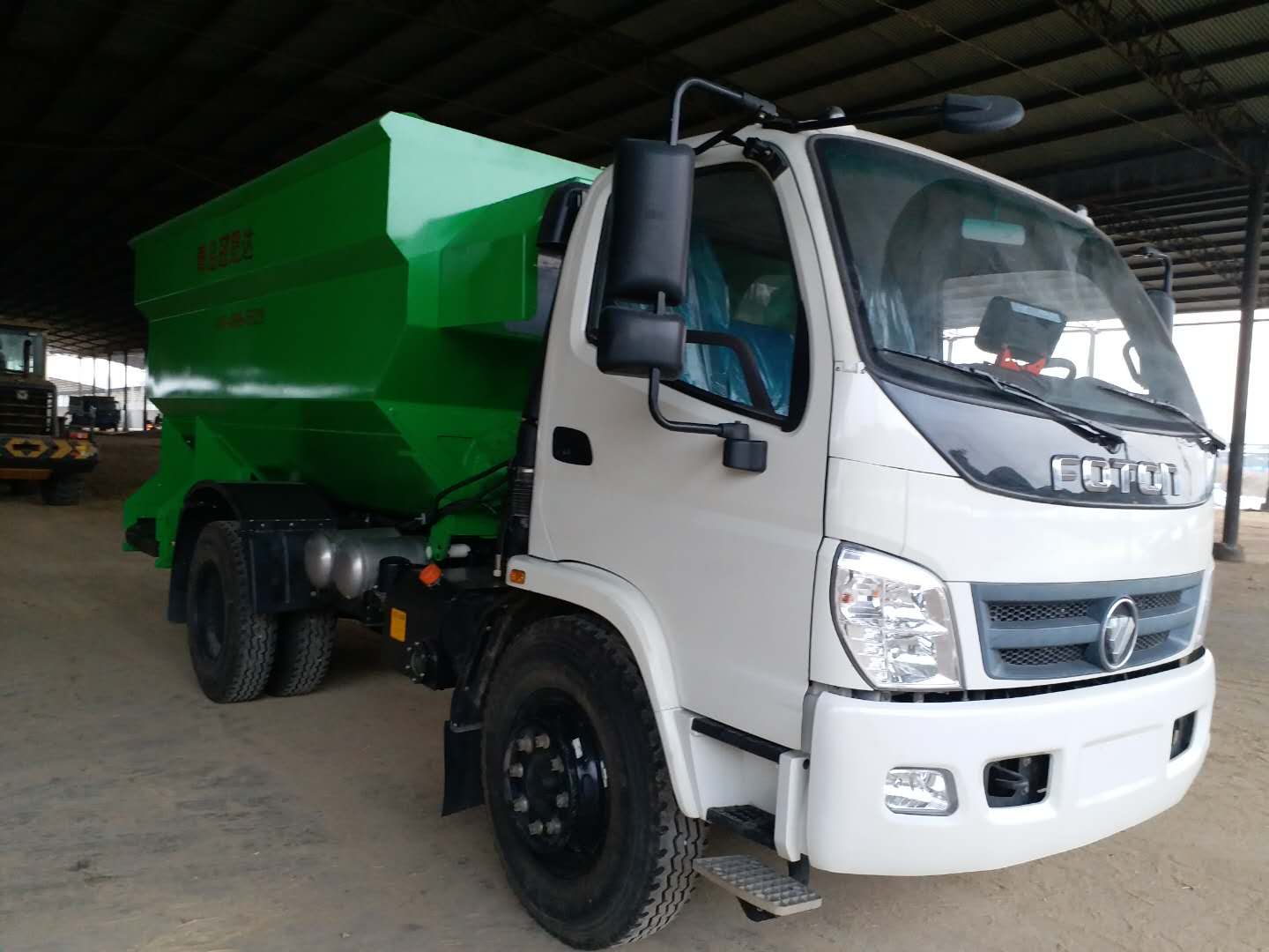 河南某公司購買(mǎi)雙側撒料機