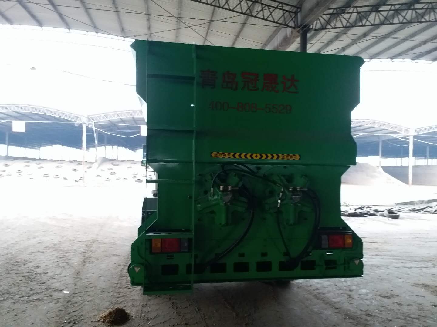河南某公司購買(mǎi)雙側撒料車(chē)