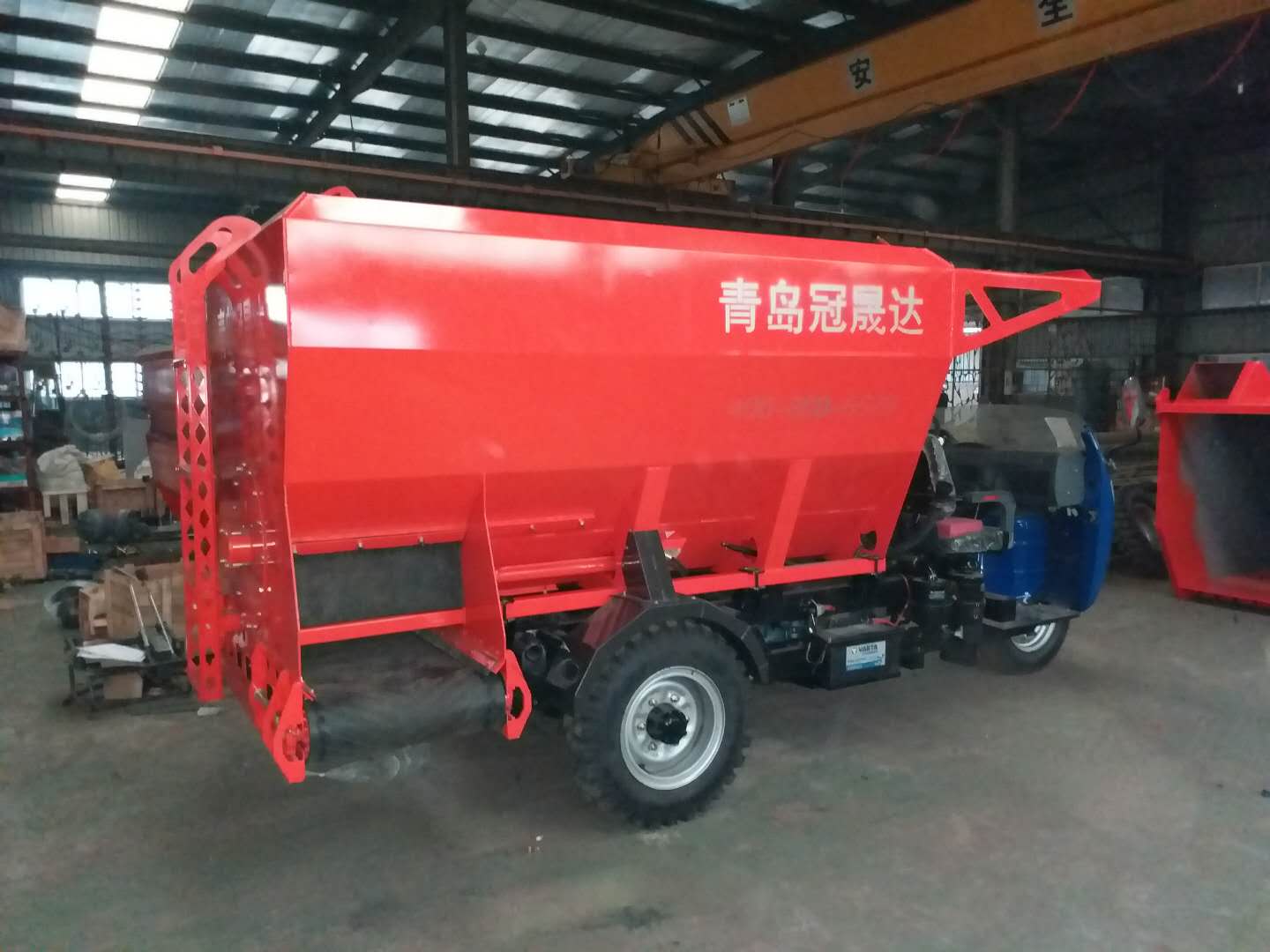內蒙古某公司購買(mǎi)雙側撒料車(chē)