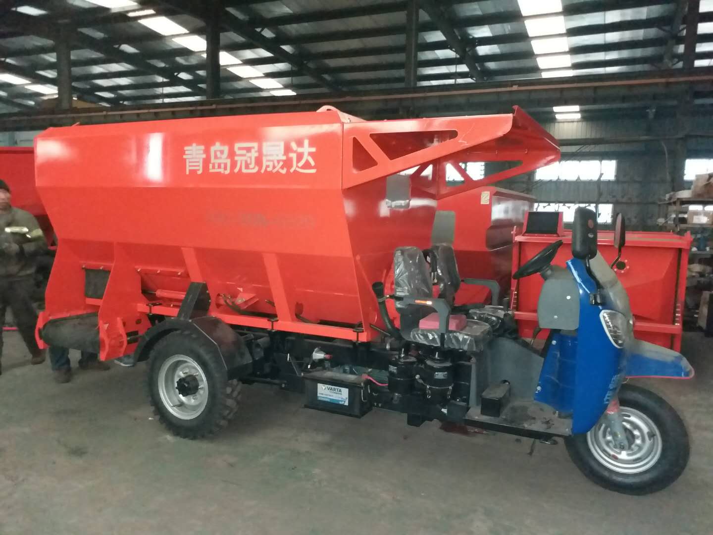 內蒙古某公司購買(mǎi)雙側撒料車(chē)